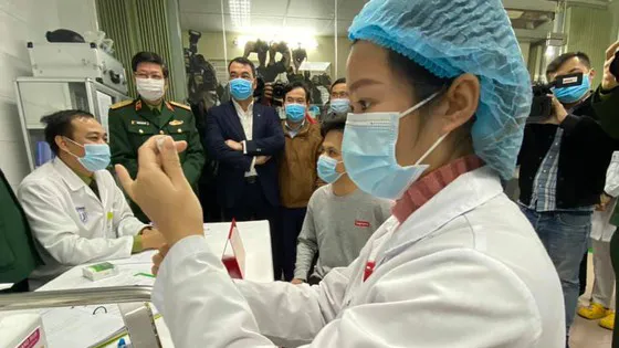 Ba tình nguyện viên tiêm vaccine Nano Covax đều khỏe mạnh