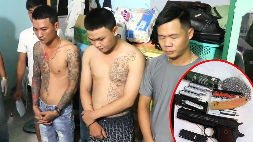 Các đối tượng trong băng nhóm cho vay nặng lãi do Nguyễn Văn Thiệu cầm đầu ở TP Đồng Xoài, tỉnh Bình Phước và hung khí của nhóm giang hồ ở Long An dùng đe dọa, khủng bố con nợ. Ảnh: CHÍ THẠCH