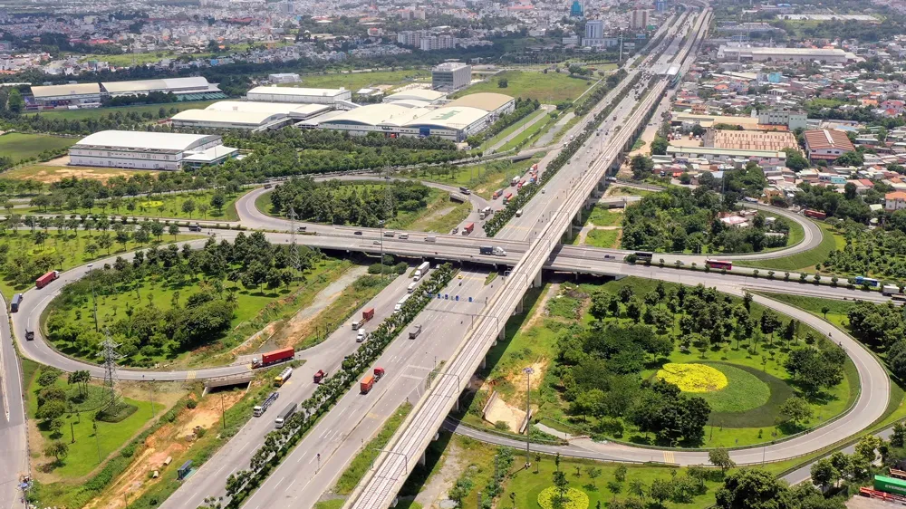Xa lộ Hà Nội đoạn cầu vượt trạm 2. Ảnh: HOÀNG HÙNG