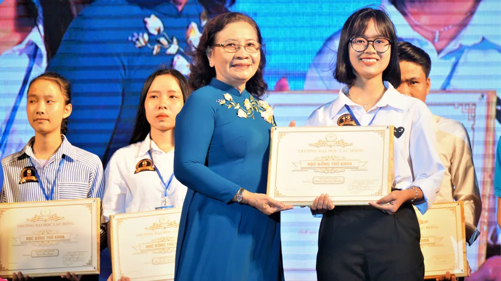 Các tân thủ khoa Trường ĐH Lạc Hồng nhận học bổng
