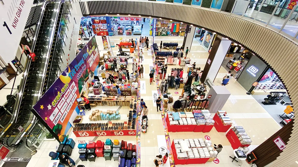 Người dân mua sắm tại Aeon Bình Tân, TPHCM. Ảnh: CAO THĂNG