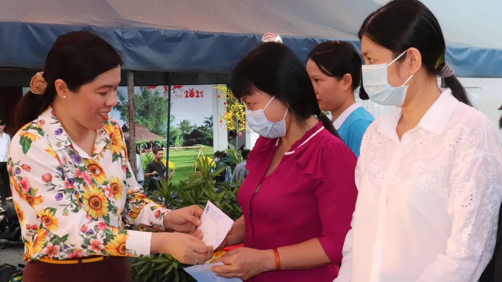 Chủ tịch Hội LHPN TPHCM Nguyễn Trần Phượng Trân trao quà phụ nữ có hoàn cảnh khó khăn