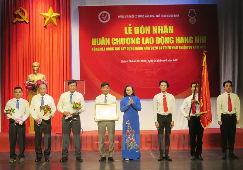Phó Chủ tịch UBND TP Phan Thị Thắng trao Huân chương Lao động hạng Nhì cho tập thể Đảng ủy khối cơ sở Bộ VH-TT-DL. Nguồn: Thanhuytphcm