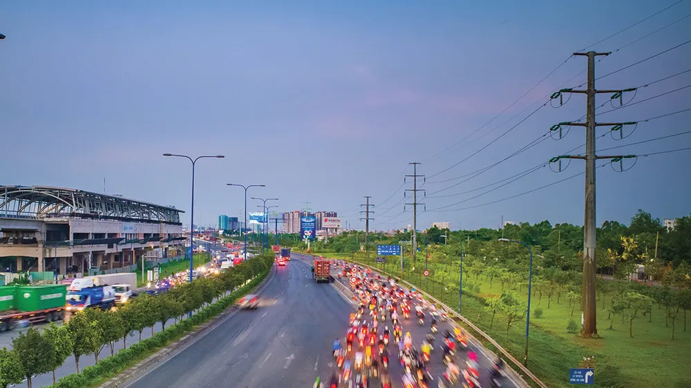 Metro số 1 song hành với xa lộ Hà Nội. Ảnh: GIANG SƠN ĐÔNG