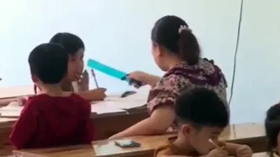 Quảng Ngãi điều ra làm rõ clip người phụ nữ dùng thước kẻ đánh liên tiếp vào học sinh