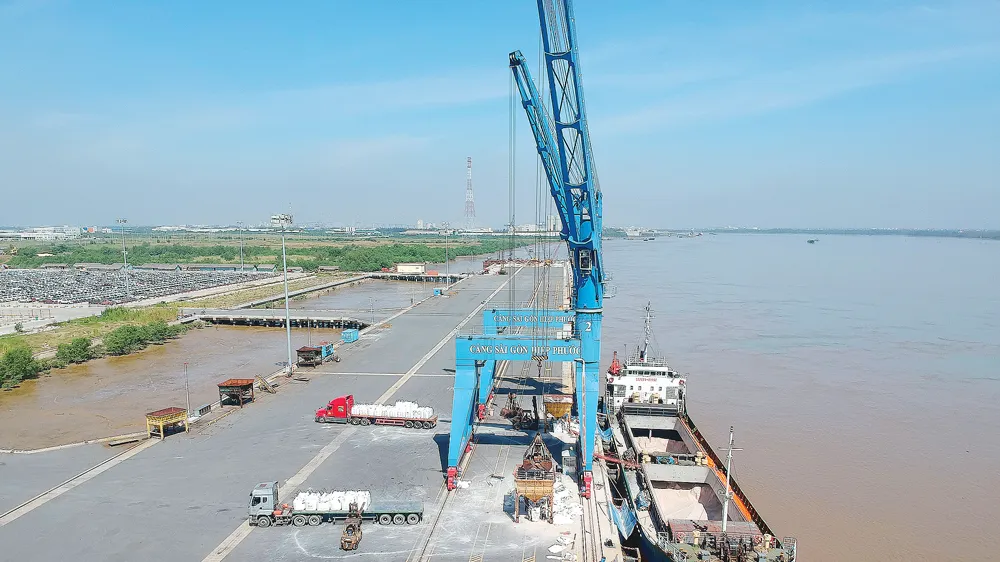 Tàu theo sông Soài Rạp vào cảng Tân Cảng - Hiệp Phước bốc dỡ hàng hóa. Ảnh: CAO THĂNG