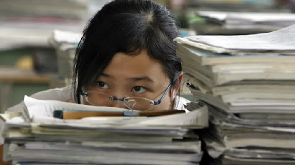 Gánh nặng học tập, một trong những nguyên nhân tước bớt giờ ngủ của học sinh Trung Quốc