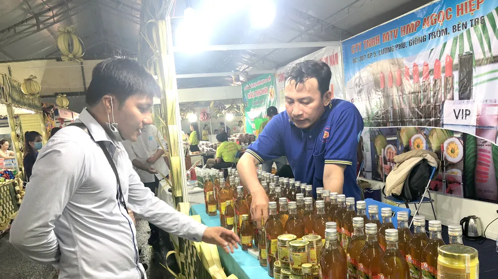 Sản phẩm OCOP của tỉnh Bến Tre tham gia hội chợ xúc tiến thương mại. Ảnh: THANH HẢI
