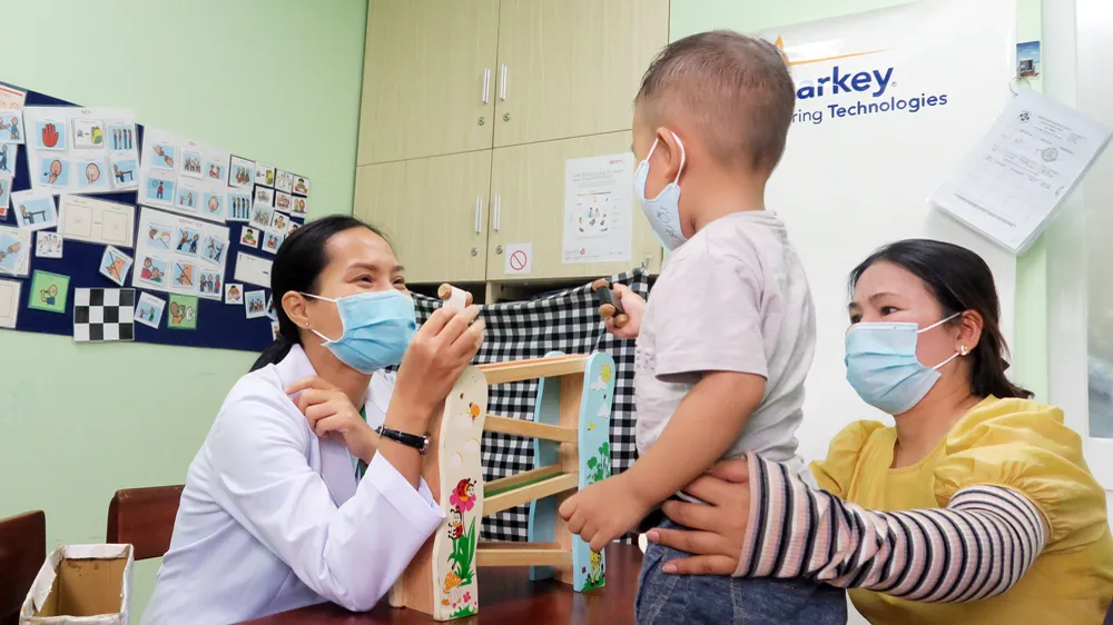 Nhân viên y tế Phòng khám đa khoa Trường Đại học Y khoa Phạm Ngọc Thạch điều trị cho trẻ bị rối loạn phổ tự kỷ