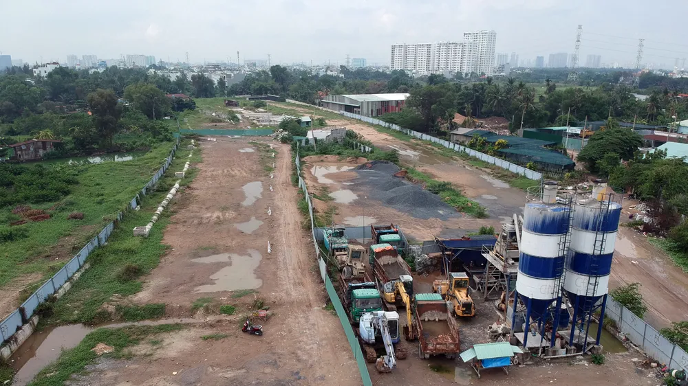 Đường Vành đai 2 đến nay vẫn chưa thể khép kín (Ảnh công trình thi công đường Vành đai 2 giai đoạn 3 tại TP Thủ Đức). Ảnh: CAO THĂNG
