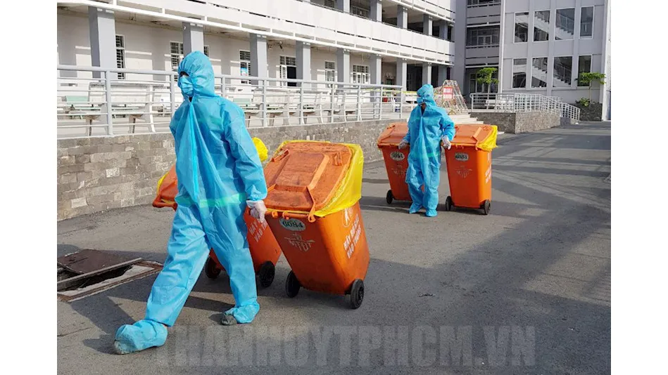 Thưởng công nhân thu gom rác thải tại khu cách ly