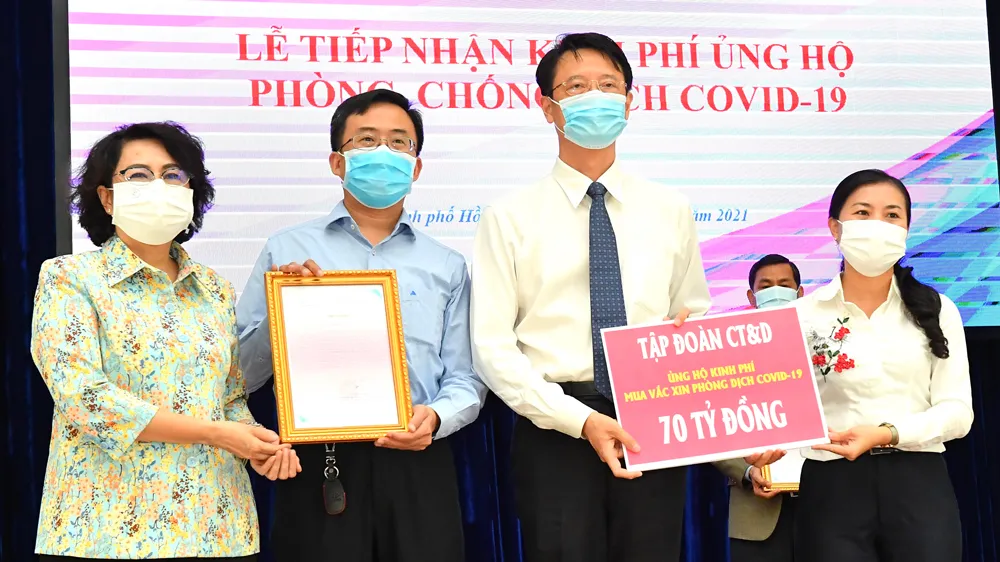 Chủ tịch Ủy ban MTTQ Việt Nam TPHCM Tô Thị Bích Châu (trái) tiếp nhận đóng góp của tập đoàn CT&D ủng hộ kinh phí mua vaccine phòng chống dịch Covid-19. Ảnh: VIỆT DŨNG