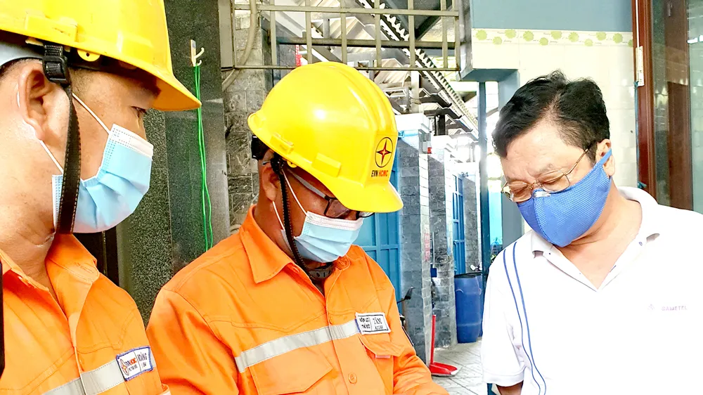 Nhân viên EVNHCMC hướng dẫn khách hàng sử dụng App EVNHCMC CSKH để giao dịch trực tuyến