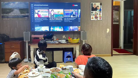 Những buổi livestream trên mạng xã hội thời gian gần đây thu hút đông đảo người xem. Ảnh: HOÀNG HÙNG
