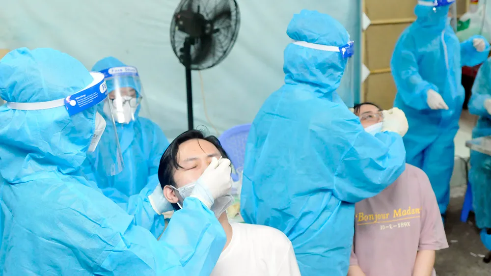 Lấy mẫu xét nghiệm Covid-19 tại phường 15, quận 8 ngày 30-6. Ảnh: CAO THĂNG