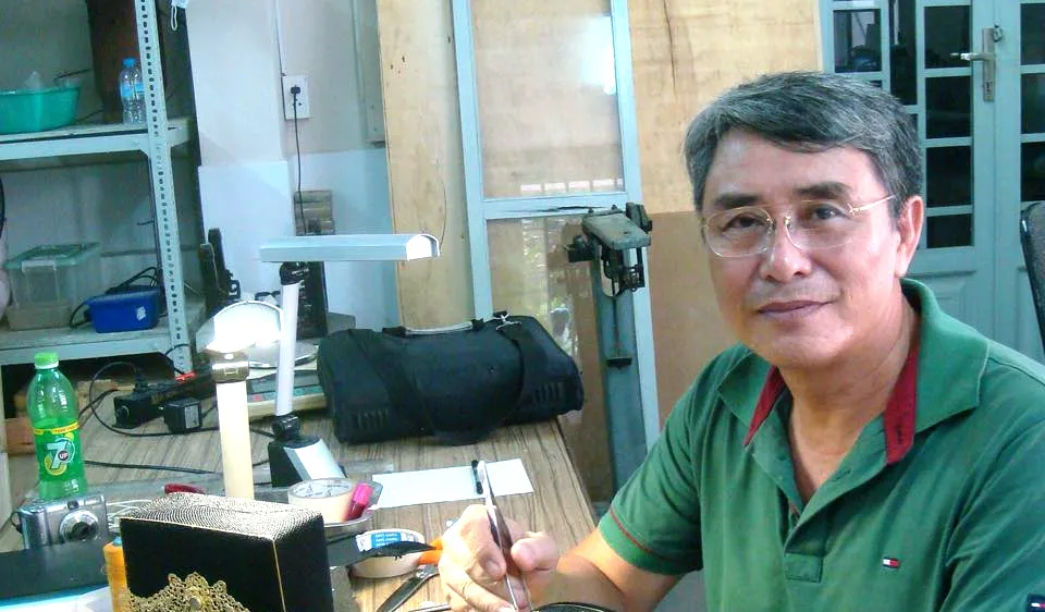 Nghệ nhân Vũ Kim Lộc miệt mài với công việc phục chế các loại mũ miện