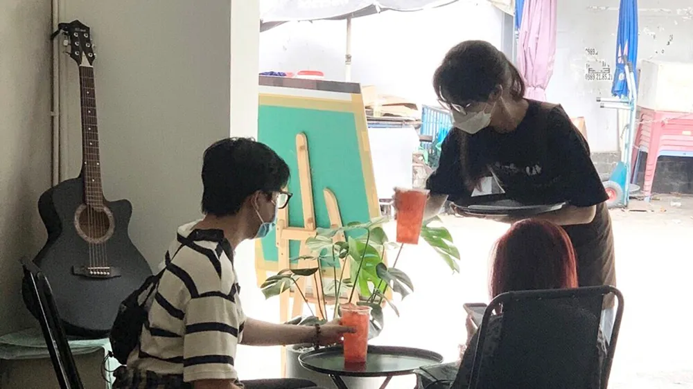 Nhiều hàng quán ăn uống tại TPHCM lo lắng thiếu hụt nguồn lao động khi bắt đầu mở bán tại chỗ