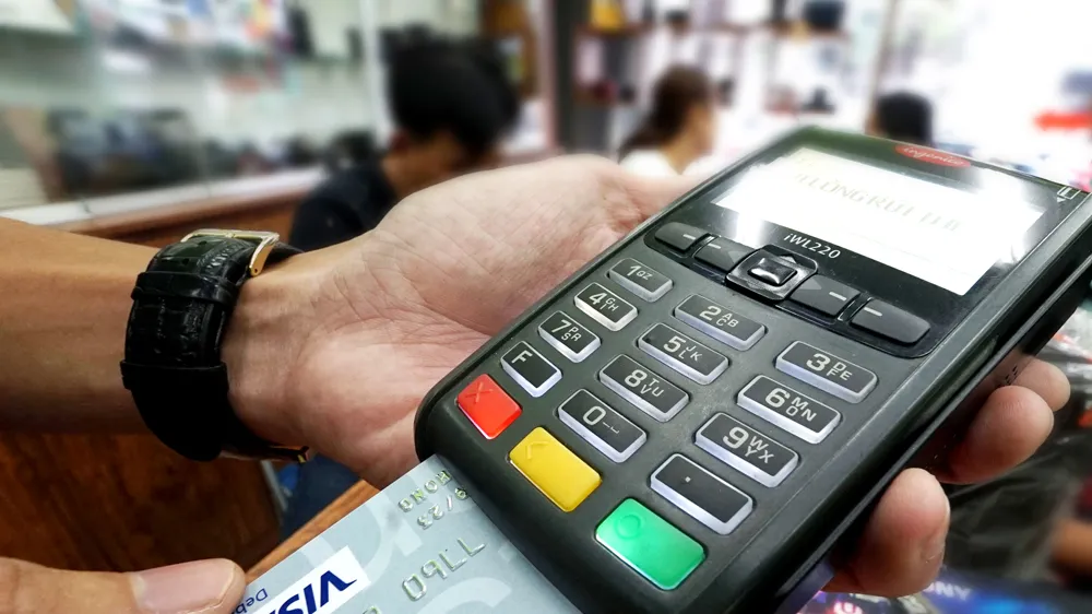 Nhiều gia đình mua sắm bằng thẻ tín dụng nên khó kiểm soát nguồn chi. Ảnh: DŨNG PHƯƠNG