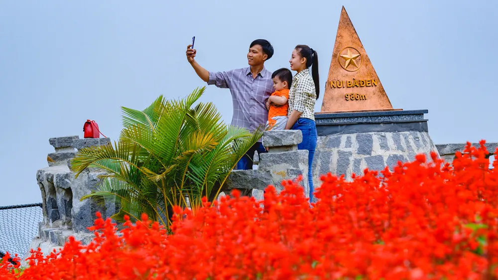 Tết này đến núi Bà Đen khám phá văn hóa, nghệ thuật Phật giáo ấn tượng