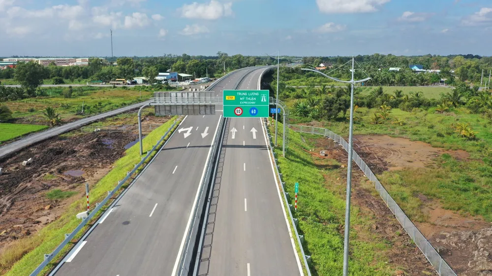 Cao tốc Trung Lương - Mỹ Thuận vẫn đang trong giai đoạn hoàn thiện. Ảnh: QUỐC HÙNG