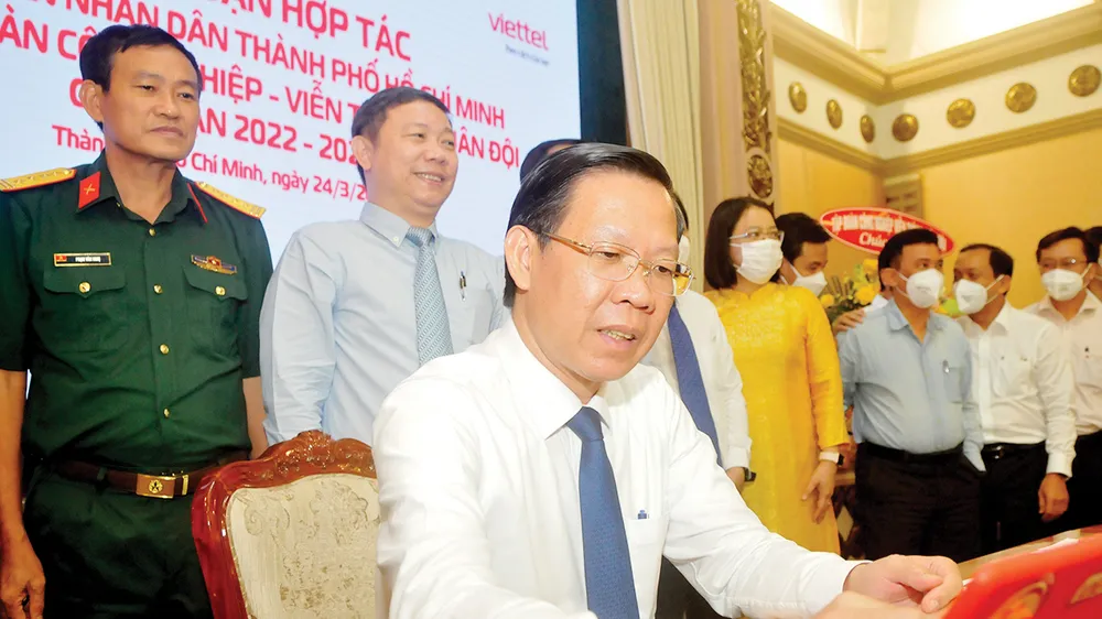 Chủ tịch UBND TPHCM Phan Văn Mãi ký kết hợp tác với Viettel. Ảnh: CAO THĂNG