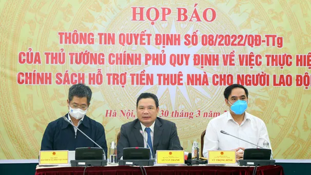 Thứ trưởng Bộ LĐTB&XH Lê Văn Thanh (giữa) chủ trì họp báo. Ảnh: VGP