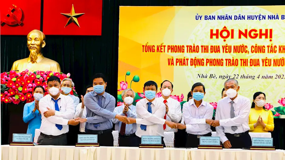 Phó Bí thư Thành ủy TPHCM Nguyễn Hồ Hải cùng các đại biểu chứng kiến thực hiện ký kết thi đua. Ảnh: Thanhuytphcm