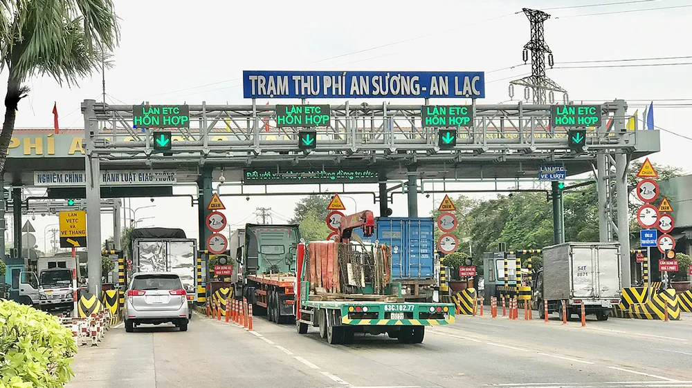 Trạm thu phí An Sương - An Lạc (TPHCM) triển khai hệ thống thu phí tự động nhưng tất cả các làn đều cho xe lưu thông hỗn hợp. Ảnh: QUỐC HÙNG