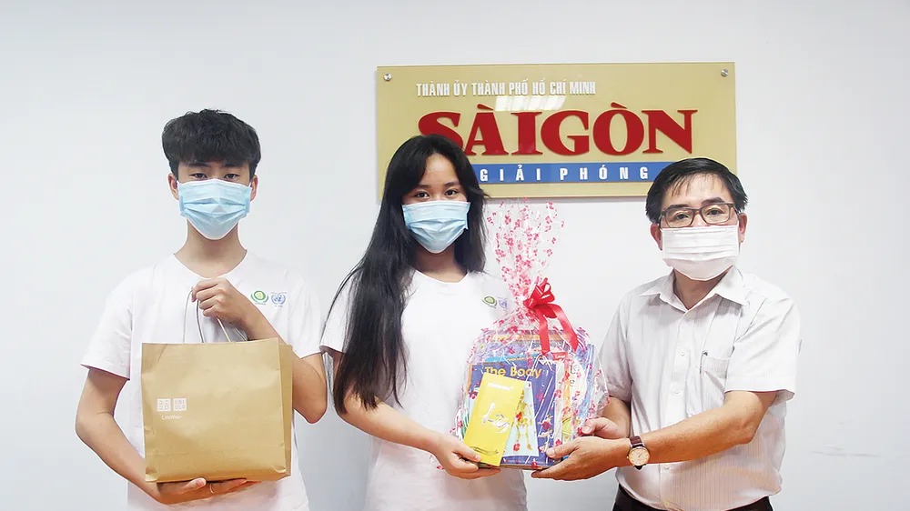 Anh em Vũ Huyền Diệu (Bella Vũ), đại diện Quỹ Bella Love Foundation trao hỗ trợ học bổng, sách, tập vở ủng hộ học sinh khó khăn Trường THCS Đắk Buk So