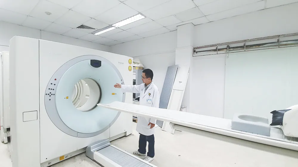 Kỹ sư đang kiểm tra hệ thống PET/CT trước khi vận hành tại Bệnh viện Chợ Rẫy. Ảnh: THÀNH SƠN