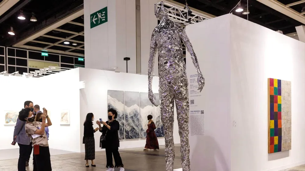 Một gian trưng bày các tác phẩm nghệ thuật tại Art Basel Hong Kong 2022