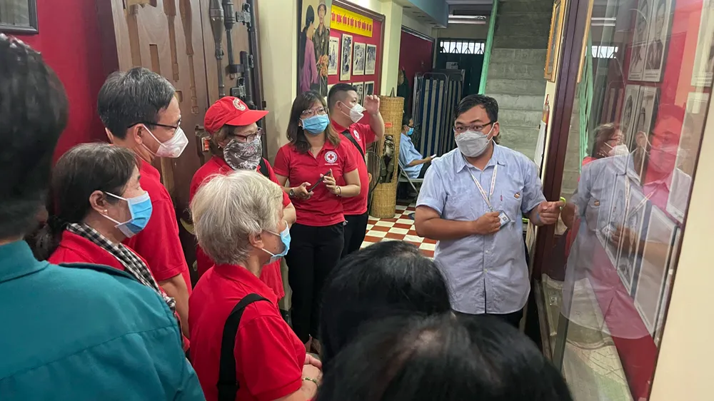 Trần Quang Duy, CEO Công ty cổ phần Dịch vụ Lữ hành Chim Cánh Cụt, dẫn du khách tham quan một điểm đến ở TPHCM