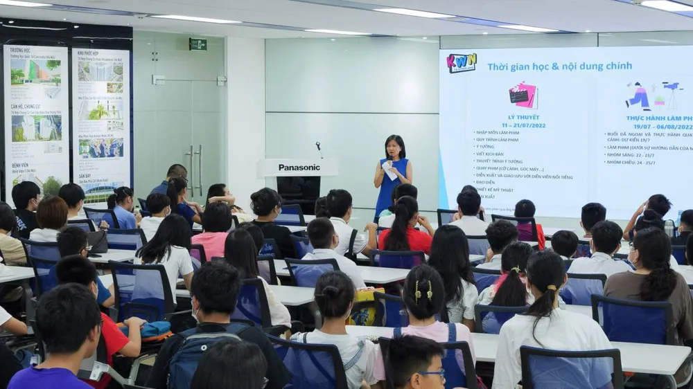 Chương trình làm phim Qua ống kính trẻ thơ trở lại