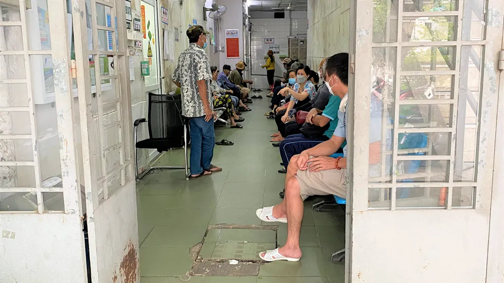 Nhiều khu vực tại Bệnh viện Ung bướu TPHCM cơ sở 1 xuống cấp, nhếch nhác. Ảnh: BÙI TUẤN
