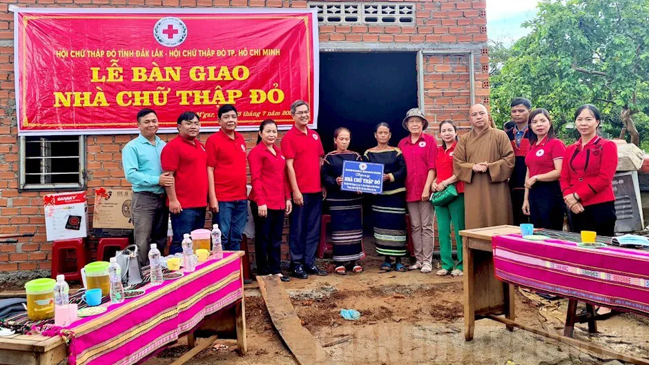 Tặng nhà, khám bệnh, mổ mắt cho người nghèo