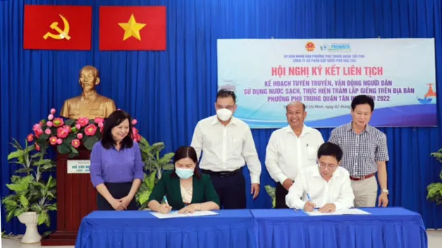 Cấp nước Phú Hòa Tân ký liên tịch cùng UBND phường Phú Trung (quận Tân Phú) vận động người dân trám lấp giếng khoan