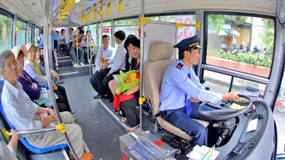 Cấp thẻ đi xe buýt miễn phí cho người từ 70 tuổi trở lên