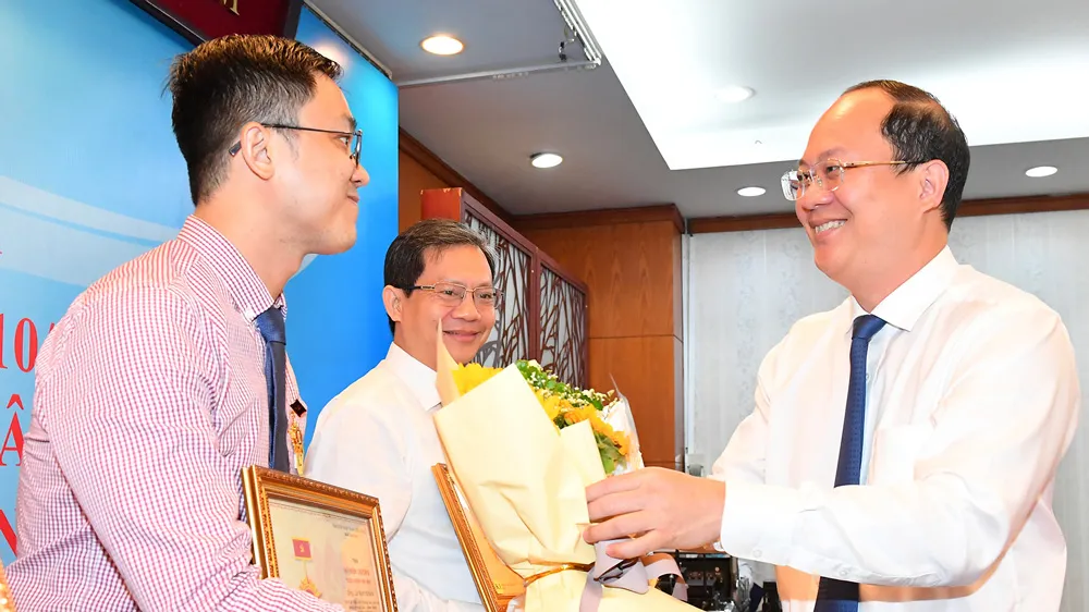 Phó Bí thư Thành ủy TPHCM Nguyễn Hồ Hải tặng kỷ niệm chương “Vì sự nghiệp dân vận”. Ảnh: VIỆT DŨNG