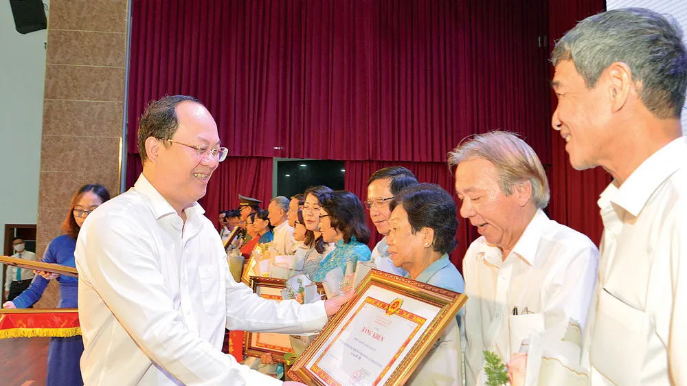 Phó Bí thư Thành ủy TPHCM Nguyễn Hồ Hải tặng bằng khen các cá nhân có thành tích xuất sắc