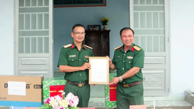 Bàn giao “Nhà tình nghĩa quân - dân”