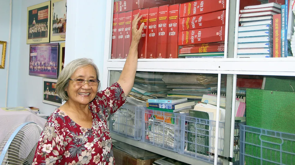 Bà Đoàn Lê Phong vẫn không ngừng tra cứu tài liệu, chăm lo công tác hội đoàn