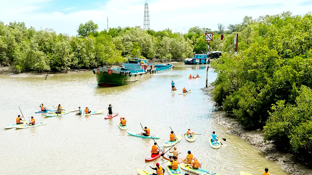 Du khách chèo SUP tại huyện Cần Giờ, TPHCM. Ảnh: THI HỒNG