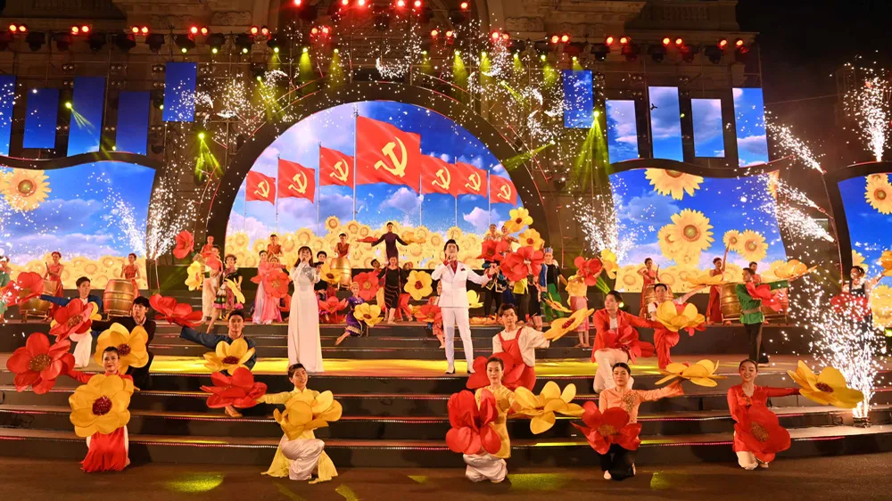 Biểu diễn ca khúc Tự hào Đảng quang vinh tại chương trình. Ảnh: DŨNG PHƯƠNG