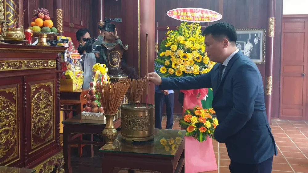 Dâng hương kỷ niệm 117 năm ngày sinh cố Thủ tướng Phạm Văn Đồng
