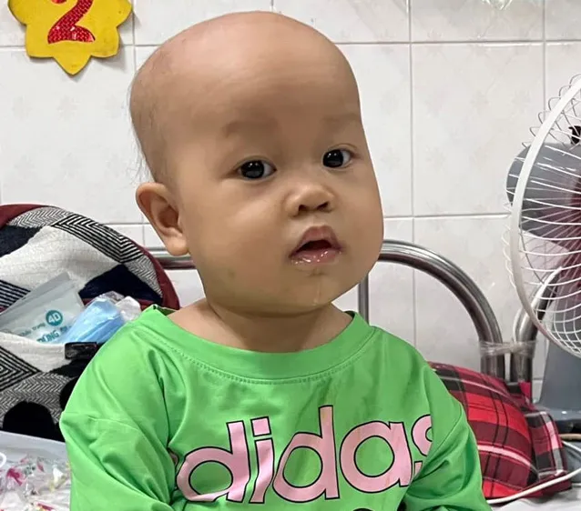 Xót xa bé gái 3 tuổi bị ung thư