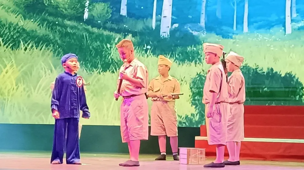 Học sinh tiểu học hào hứng tham gia hội thi nhạc kịch lịch sử bằng tiếng Anh