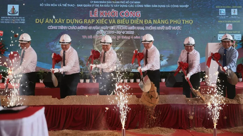 Thực hiện nghi thức khởi công