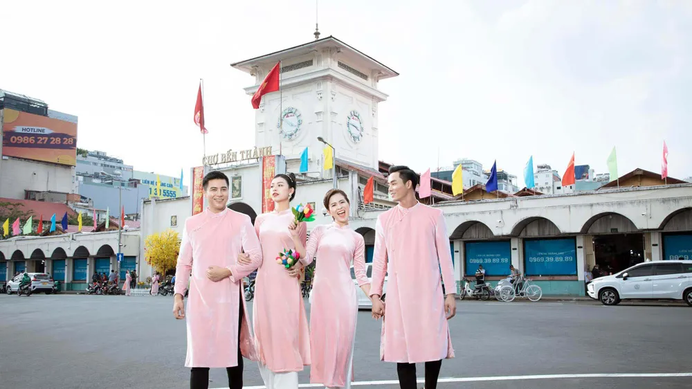 NTK Việt Hùng giới thiệu BST Việt Nam tươi đẹp. Ảnh: THÀNH CÂN