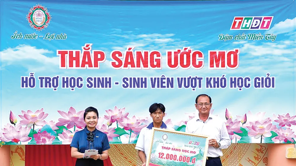 Công ty TNHH MTV XSKT Đồng Tháp trao học bổng cho học sinh nghèo hiếu học