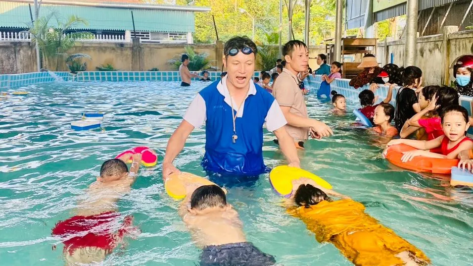 Dạy bơi cho hơn 400 học sinh miền núi tỉnh Quảng Bình
